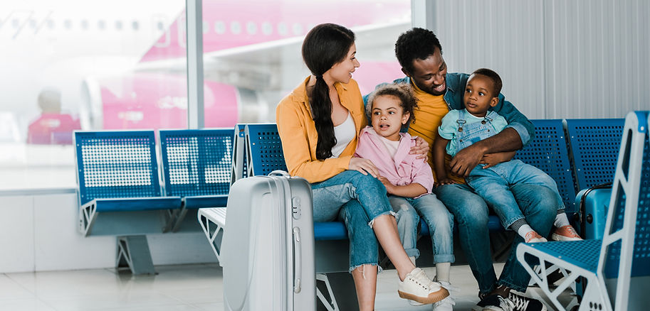 Família aguardando seu voo no aeroporto
