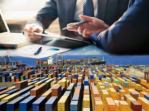 Representação do despacho aduaneiro com containers sendo preparados para despache enquanto profissionais discutem a assessoria para facilitação do serviço em um escritório