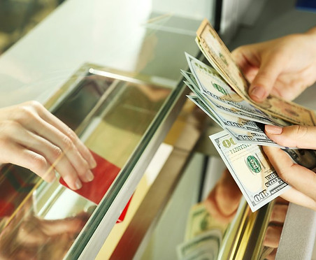 Pessoas trocando dinheiro para representar o câmbio de papel-moeda