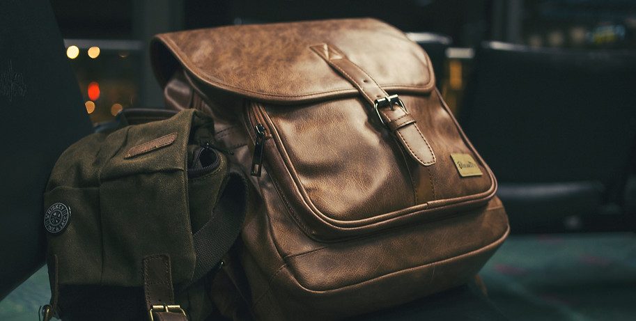 Malas de viagem organizadas no aeroporto, prontas para embarque