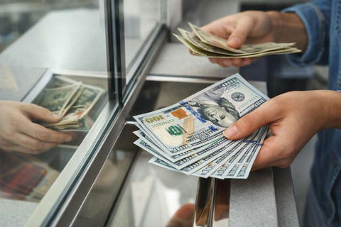 Uma pessoa efetuando compra de notas 